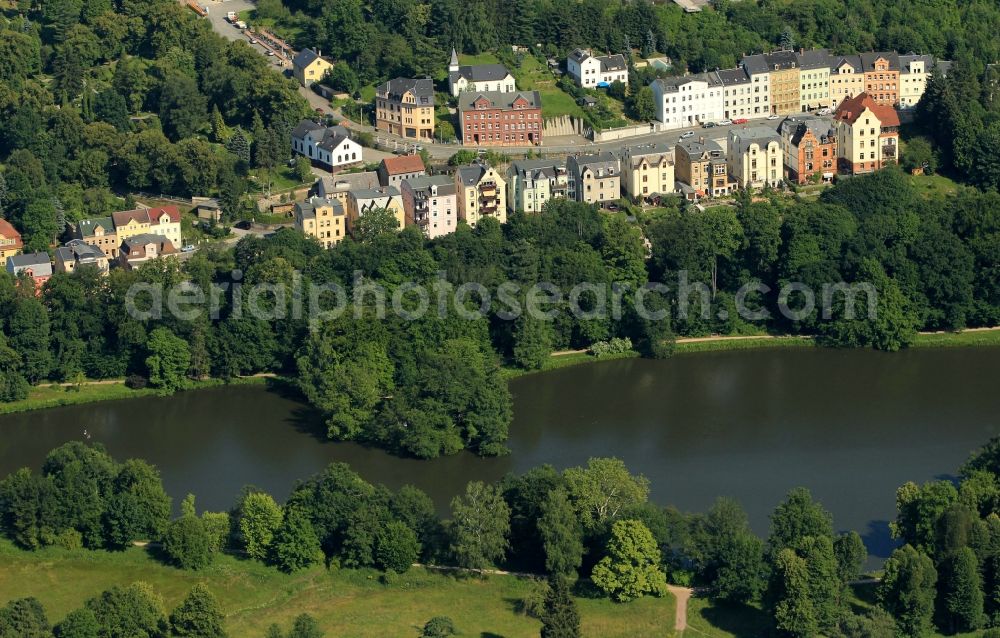 Greiz from above - The Leonhardtstrasse in Greiz in Thuringia runs parallel to the shore of the Binsen pond. Here are mainly multi-family houses from the period. Behind the house number to the driveway to the cemetery is a small chapel