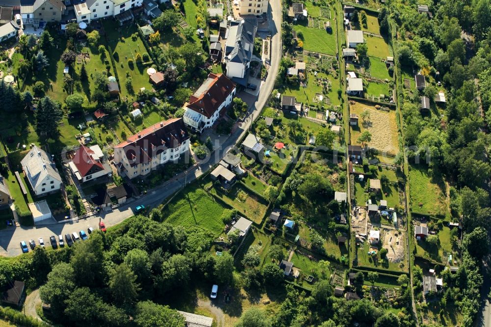 Aerial image Greiz - In Hofgartenweg of Greiz in Thuringia, various multi and single family houses. On the opposite side of the road a garden colony has been created