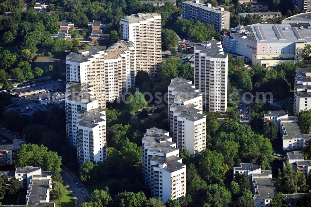 Berlin Gropiusstadt from above - Wohnhäuser / Plattenbauten / Mehrfamilienhäuser an der Johannisthaler Chaussee in Berlin-Gropiusstadt. Ein Projekt der IMW Immobilien AG.