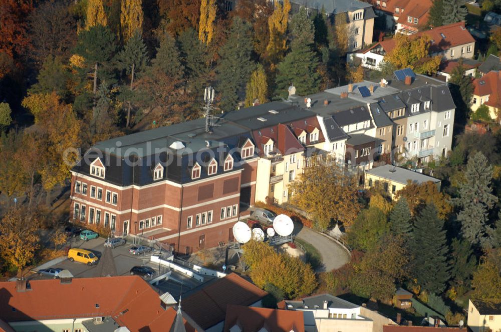 Kamenz from the bird's eye view: Blick auf Mehrfamilienhäuser am Lessingplatz. In einem Hof eines Hauses stehen Satellitenschüssel / SAT Empfangsschüssel der REKA Regionalservice Kabelfernsehen GmbH eine Unternehmen der Unternehmensgruppe Pep Com