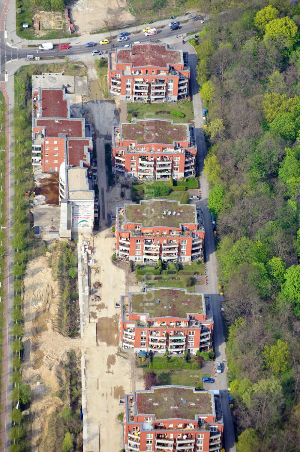 Berlin Biesdorf from the bird's eye view: Mehrfamilienhäuser / Stadtvillen an der Straße Am Schloßhof in Biesdorf nahe dem UKB Marzahn. Blocks of flats / apartment buildings / urban villas at the street Am Schlosshof in the district Bisdorf.