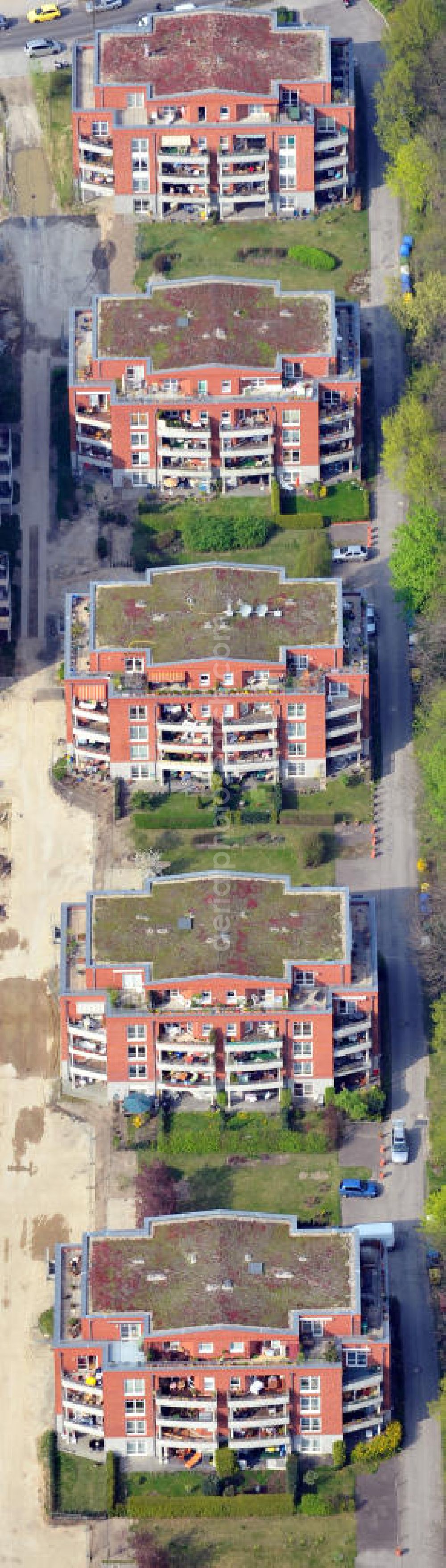 Aerial image Berlin Biesdorf - Mehrfamilienhäuser / Stadtvillen an der Straße Am Schloßhof in Biesdorf nahe dem UKB Marzahn. Blocks of flats / apartment buildings / urban villas at the street Am Schlosshof in the district Bisdorf.