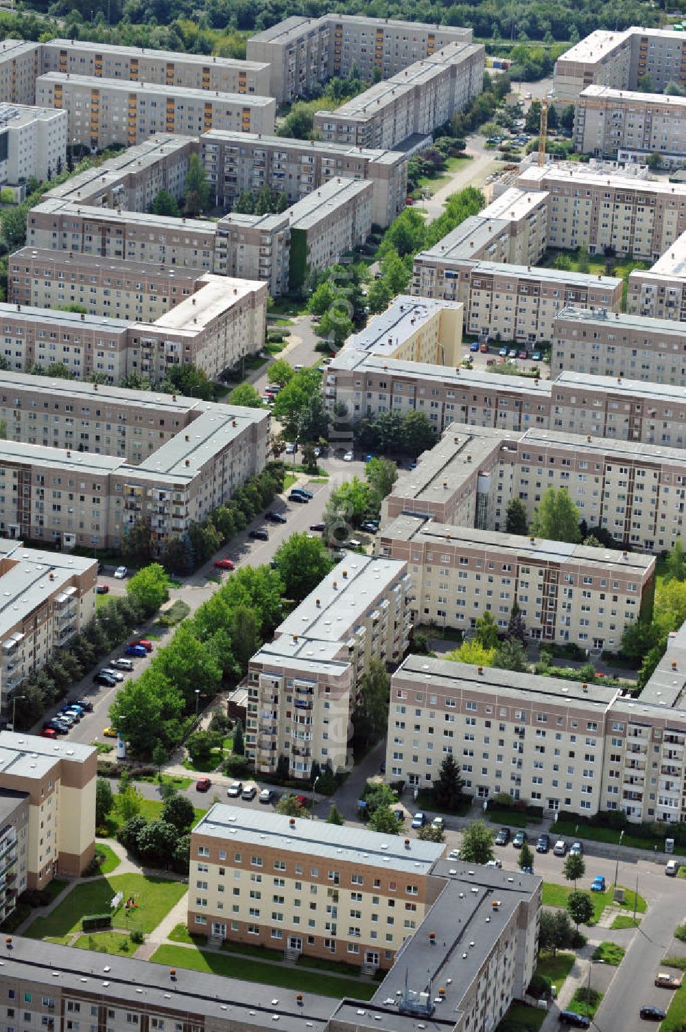 Aerial image Leipzig - Heiterblick - Mehrfamilienhäuser im Stadtbezirk Ost / Stadtteil Heiterblick an der Heiterblickallee in Leipzig, Sachsen. Blocks of flats in the precinct East / district Heiterblick at the alley Heiterblickallee in Lepizig, Saxony.