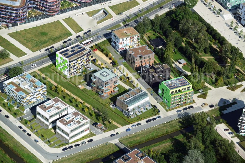 Aerial image Hamburg - Multi-family houses and town villas on the island park in Wilhelmsburg district in Hamburg