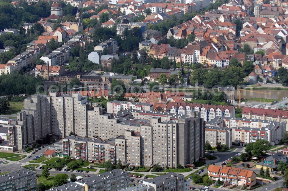 Aerial image Görlitz / Zgorzelec - Blick auf Mehrfamilienhäuser an der Stanislawa Wyspianskiego im polnischen Teil von Görlitz, in Zgorzelec. Im Hintergrund der Fluss Neiße, die Grenze zu Deutschland.