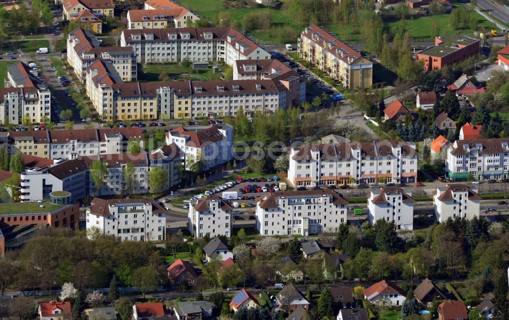 Berlin Karow-Nord from the bird's eye view: Multi-family homes between Schönerlinder way, the A10 / E65 Karestraße in the residential area Berlin-Karow-Nord