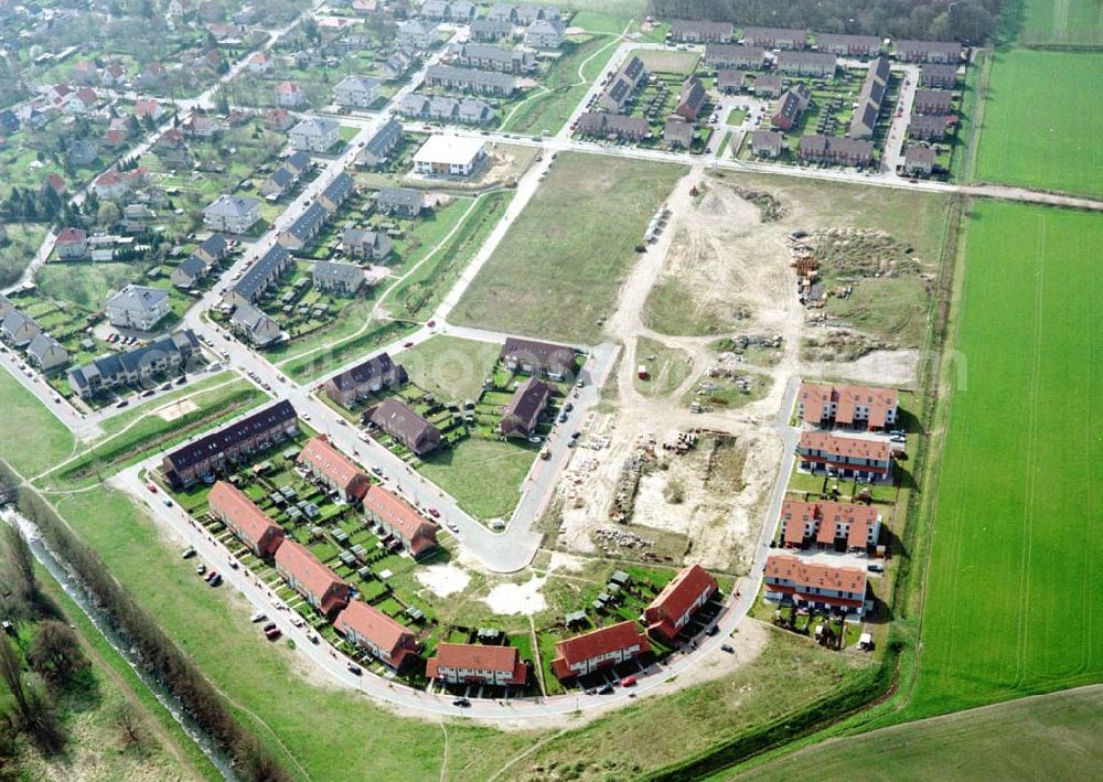 Dallgow from the bird's eye view: Mehrfamilienwohnhausneubau der MÜBAU an der Triftstraße in 14624 Dallgow.