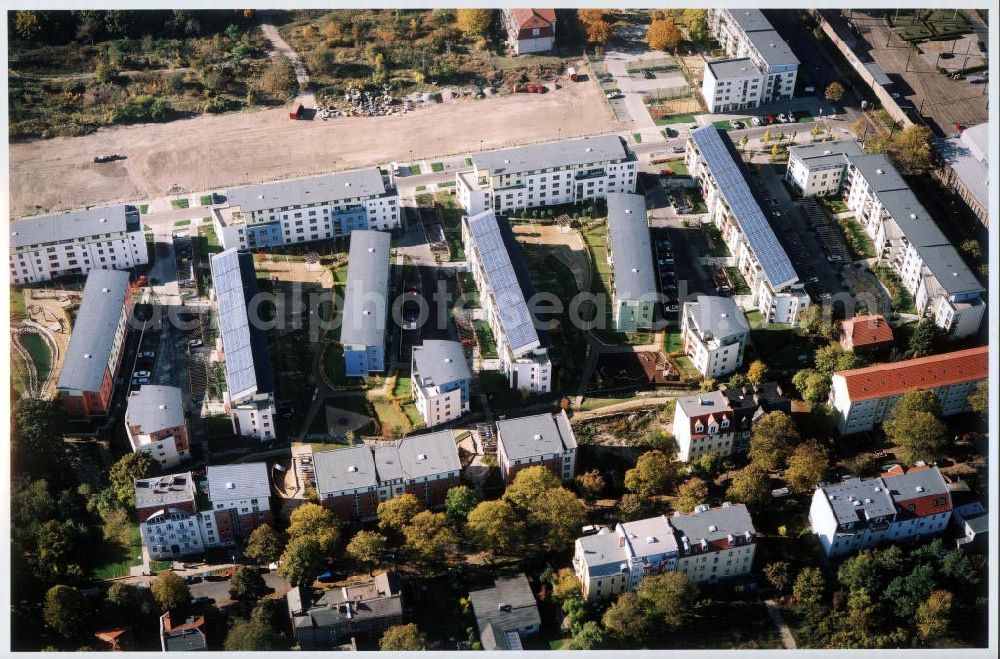 Aerial photograph Berlin - Pankow - Mehrfamilienwohnhäuser mit aufgebauten Photovoltaikanlagen der GSW in der Heinrich-Böll-Siedlung an der Schillerstraße / Ecke Heinrich - Böll - Straße am Nordend in Berlin - Pankow. -Ein Projekt der PHÖNIX SOLAR-INFOPUNKT (Crellestraße 10 in 10827 Berlin)-