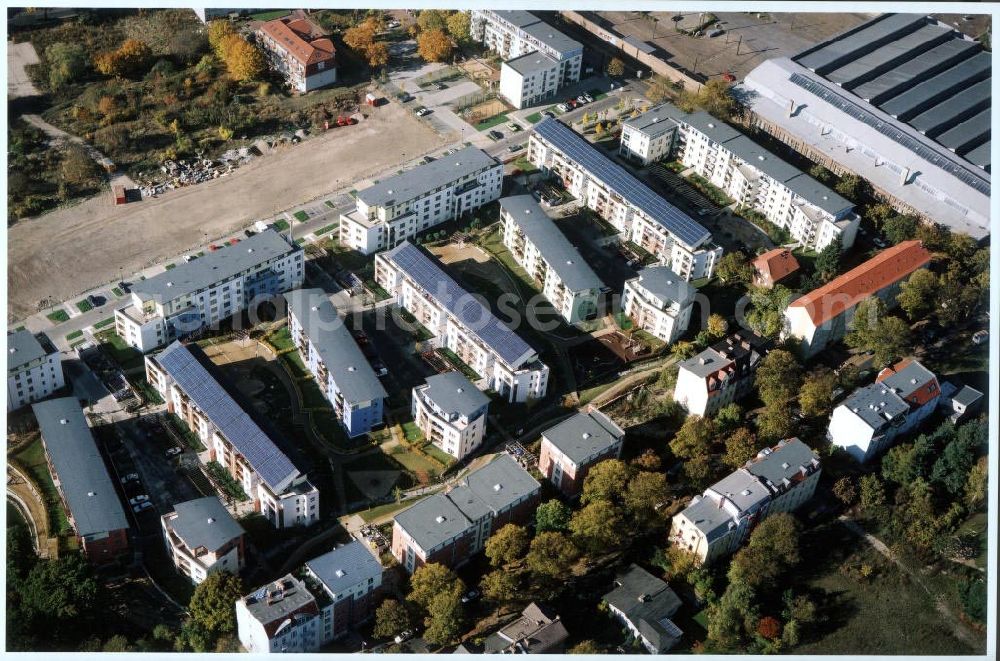 Berlin - Pankow from above - Mehrfamilienwohnhäuser mit aufgebauten Photovoltaikanlagen der GSW in der Heinrich-Böll-Siedlung an der Schillerstraße / Ecke Heinrich - Böll - Straße am Nordend in Berlin - Pankow. -Ein Projekt der PHÖNIX SOLAR-INFOPUNKT (Crellestraße 10 in 10827 Berlin)-