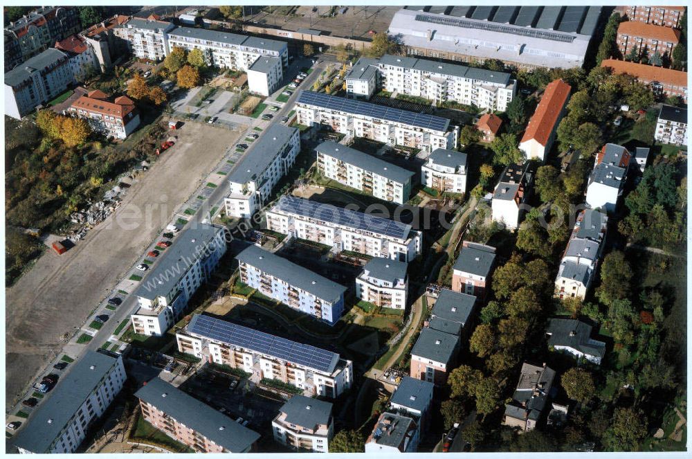 Berlin - Pankow from the bird's eye view: Mehrfamilienwohnhäuser mit aufgebauten Photovoltaikanlagen der GSW in der Heinrich-Böll-Siedlung an der Schillerstraße / Ecke Heinrich - Böll - Straße am Nordend in Berlin - Pankow. -Ein Projekt der PHÖNIX SOLAR-INFOPUNKT (Crellestraße 10 in 10827 Berlin)-