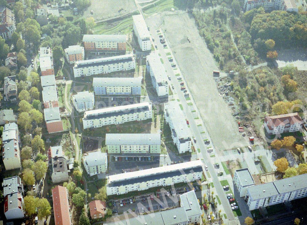 Aerial image Berlin - Pankow - Mehrfamilienwohnhäuser mit aufgebauten Photovoltaikanlagen der GSW in der Heinrich-Böll-Siedlung an der Schillerstraße / Ecke Heinrich - Böll - Straße am Nordend in Berlin - Pankow. -Ein Projekt der PHÖNIX SOLAR-INFOPUNKT (Crellestraße 10 in 10827 Berlin)-