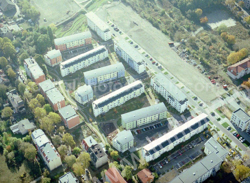 Aerial photograph Berlin - Pankow - Mehrfamilienwohnhäuser mit aufgebauten Photovoltaikanlagen der GSW in der Heinrich-Böll-Siedlung an der Schillerstraße / Ecke Heinrich - Böll - Straße am Nordend in Berlin - Pankow. -Ein Projekt der PHÖNIX SOLAR-INFOPUNKT (Crellestraße 10 in 10827 Berlin)-