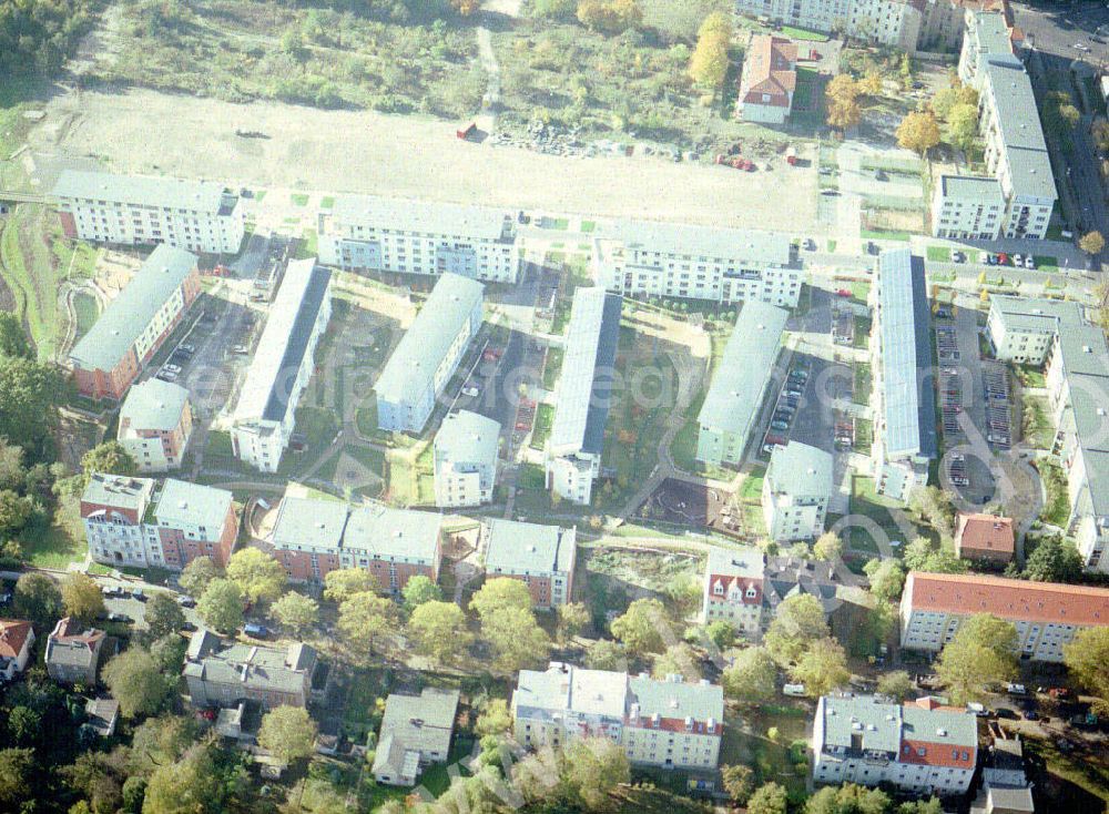 Berlin - Pankow from above - Mehrfamilienwohnhäuser mit aufgebauten Photovoltaikanlagen der GSW in der Heinrich-Böll-Siedlung an der Schillerstraße / Ecke Heinrich - Böll - Straße am Nordend in Berlin - Pankow. -Ein Projekt der PHÖNIX SOLAR-INFOPUNKT (Crellestraße 10 in 10827 Berlin)-