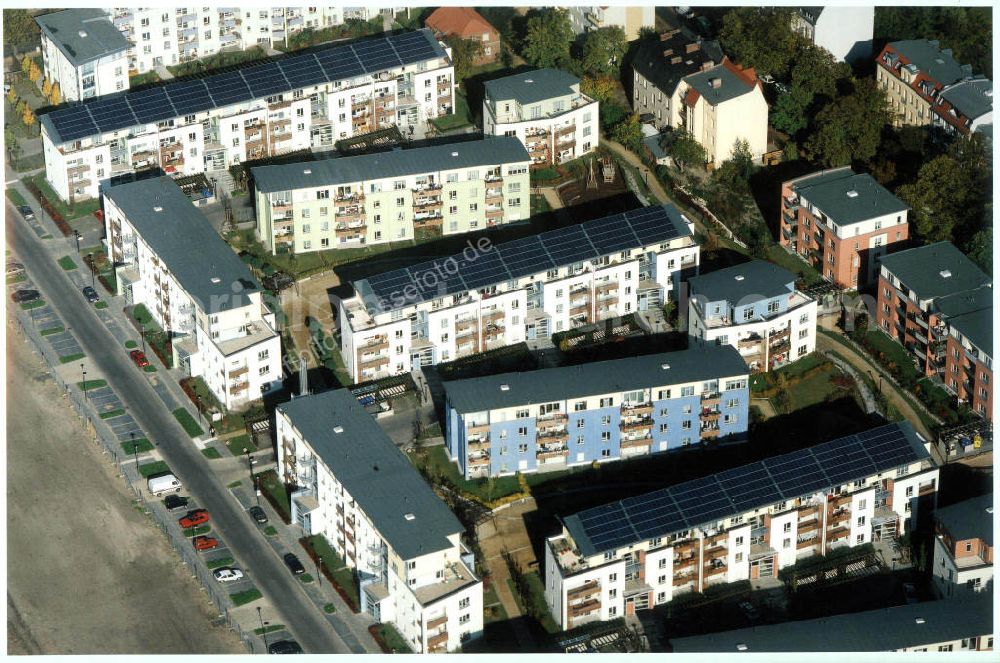 Aerial image Berlin - Pankow - Mehrfamilienwohnhäuser mit aufgebauten Photovoltaikanlagen der GSW in der Heinrich-Böll-Siedlung an der Schillerstraße / Ecke Heinrich - Böll - Straße am Nordend in Berlin - Pankow. -Ein Projekt der PHÖNIX SOLAR-INFOPUNKT (Crellestraße 10 in 10827 Berlin)-