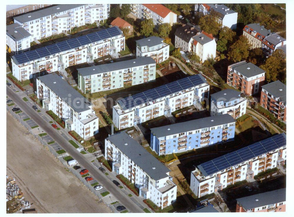 Aerial photograph Berlin - Pankow - Mehrfamilienwohnhäuser mit aufgebauten Photovoltaikanlagen der GSW in der Heinrich-Böll-Siedlung an der Schillerstraße / Ecke Heinrich - Böll - Straße am Nordend in Berlin - Pankow. -Ein Projekt der PHÖNIX SOLAR-INFOPUNKT (Crellestraße 10 in 10827 Berlin)-