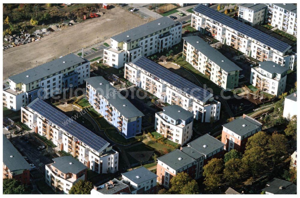 Berlin - Pankow from above - Mehrfamilienwohnhäuser mit aufgebauten Photovoltaikanlagen der GSW in der Heinrich-Böll-Siedlung an der Schillerstraße / Ecke Heinrich - Böll - Straße am Nordend in Berlin - Pankow. -Ein Projekt der PHÖNIX SOLAR-INFOPUNKT (Crellestraße 10 in 10827 Berlin)-