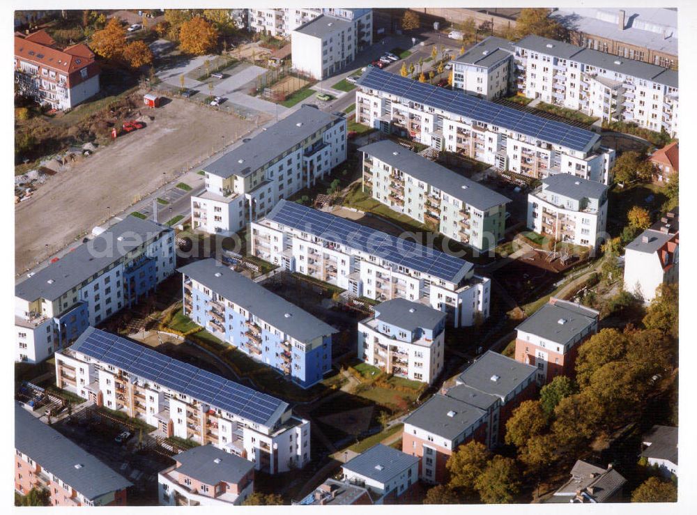 Berlin - Pankow from the bird's eye view: Mehrfamilienwohnhäuser mit aufgebauten Photovoltaikanlagen der GSW in der Heinrich-Böll-Siedlung an der Schillerstraße / Ecke Heinrich - Böll - Straße am Nordend in Berlin - Pankow. -Ein Projekt der PHÖNIX SOLAR-INFOPUNKT (Crellestraße 10 in 10827 Berlin)-