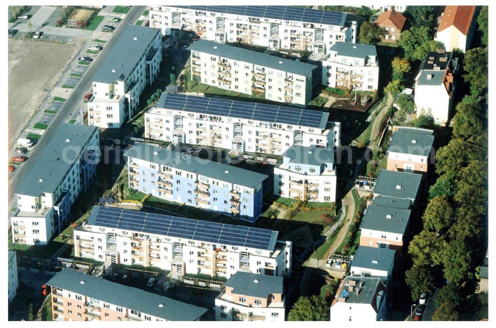 Aerial image Berlin - Pankow - Mehrfamilienwohnhäuser mit aufgebauten Photovoltaikanlagen der GSW in der Heinrich-Böll-Siedlung an der Schillerstraße / Ecke Heinrich - Böll - Straße am Nordend in Berlin - Pankow. -Ein Projekt der PHÖNIX SOLAR-INFOPUNKT (Crellestraße 10 in 10827 Berlin)-