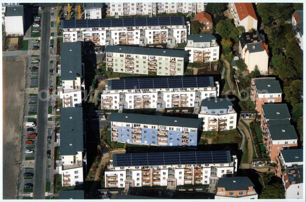 Aerial image Berlin - Pankow - Mehrfamilienwohnhäuser mit aufgebauten Photovoltaikanlagen der GSW in der Heinrich-Böll-Siedlung an der Schillerstraße / Ecke Heinrich - Böll - Straße am Nordend in Berlin - Pankow. -Ein Projekt der PHÖNIX SOLAR-INFOPUNKT (Crellestraße 10 in 10827 Berlin)-