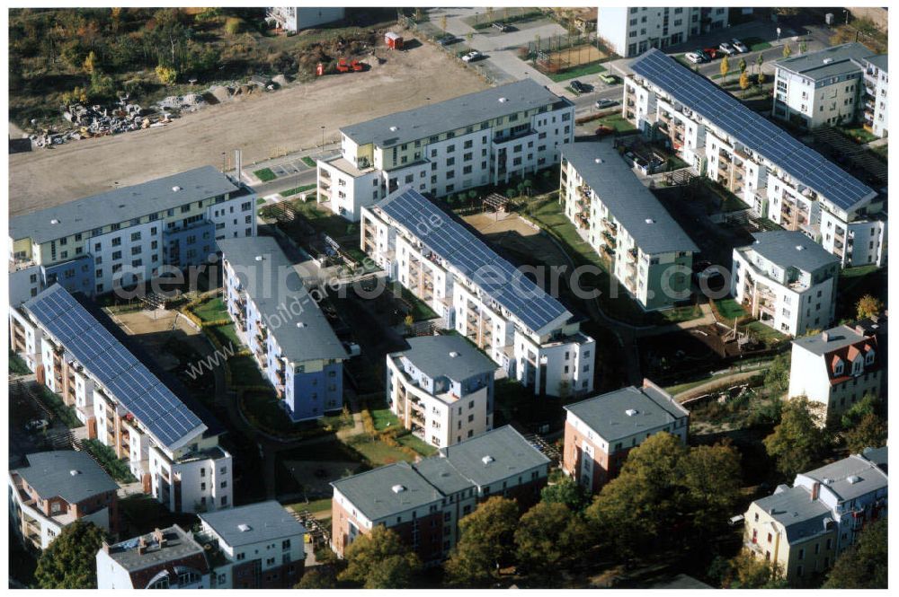 Berlin - Pankow from the bird's eye view: Mehrfamilienwohnhäuser mit aufgebauten Photovoltaikanlagen der GSW in der Heinrich-Böll-Siedlung an der Schillerstraße / Ecke Heinrich - Böll - Straße am Nordend in Berlin - Pankow. -Ein Projekt der PHÖNIX SOLAR-INFOPUNKT (Crellestraße 10 in 10827 Berlin)-