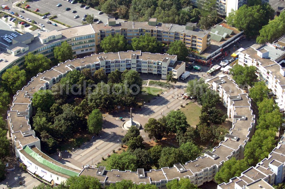 Berlin from the bird's eye view: Blick auf den Mehringplatz in Friedrichshain-Kreuzberg. Der Mehringplatz ist einer von drei bedeutenden Plätzen, die bei der Stadterweiterung Berlins um 1730 angelegt wurden. Er bildet den südlichen Endpunkt der Friedrichstraße. Sein Kennzeichen ist ein Brunnen mit der 1843 errichteten Friedenssäule. Im Zweiten Weltkrieg wurde der Platz vollständig zerstört und danach mit veränderter Straßenführung und neuer Bebauung wieder hergestellt. Das Neubaugebiet um den Platz gilt heute als sozialer Brennpunkt und Präventionsgebiet.