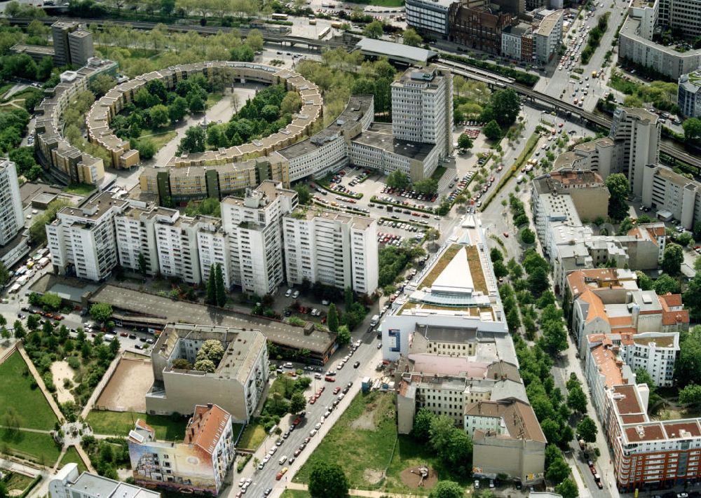 Aerial photograph Berlin - Blick auf den Mehringplatz und das Willy-Brandt-Haus in der Wilhemstraße 141 in Berlin-Kreuzberg, in dem der SPD-Parteivorstand seinen Sitz hat, Kontakt: