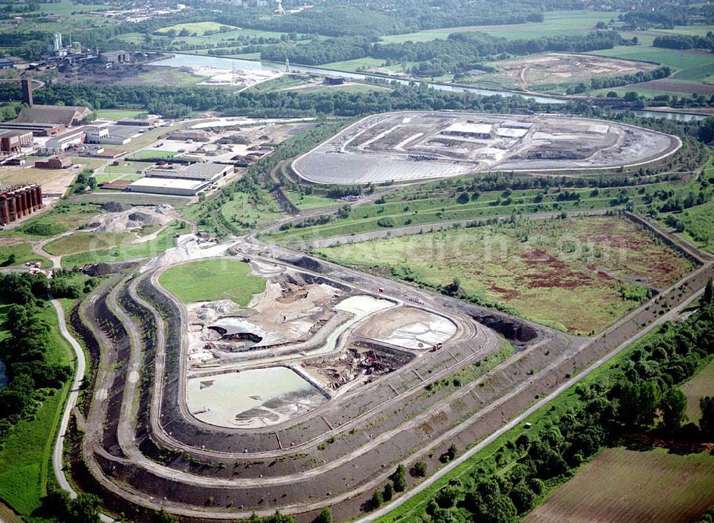 Recklinghausen / NRW from the bird's eye view: Mehrschichtige Mülldeponie nördlich von Recklinghausen / NRW.