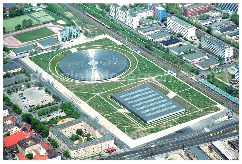 Aerial image Berlin - Prenzlauer-Berg - Fertiggestelltes Velodrom an der Landsberger Allee in Berlin-Prenzlauer Berg. Errichtet durch die OSB-Sportstättenbau i.L.. Betreiber: Velomax Berlin Hallenbetriebs GmbH, Am Falkplatzm,10437 Berlin, Tel.: (0 30) 44 30 45 Fax: (0 30) 44 30 47 09, info@velomax.de