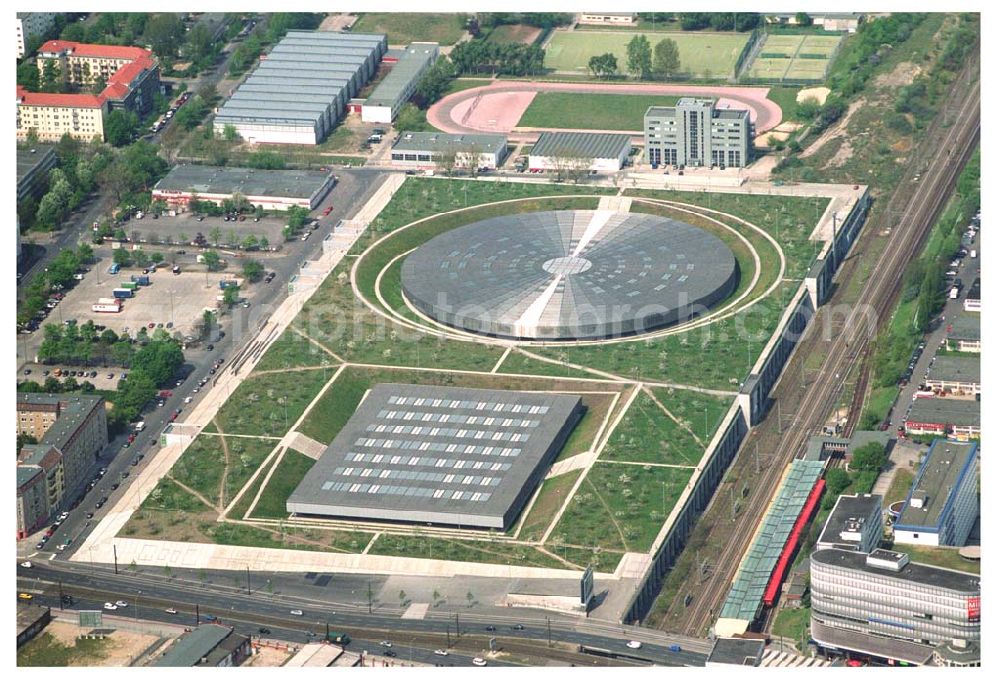 Aerial photograph Berlin - Prenzlauer-Berg - Fertiggestelltes Velodrom an der Landsberger Allee in Berlin-Prenzlauer Berg. Errichtet durch die OSB-Sportstättenbau i.L.. Betreiber: Velomax Berlin Hallenbetriebs GmbH, Am Falkplatzm,10437 Berlin, Tel.: (0 30) 44 30 45 Fax: (0 30) 44 30 47 09, info@velomax.de