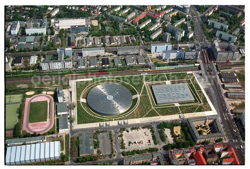 Aerial image Berlin - Prenzlauer-Berg - Fertiggestelltes Velodrom an der Landsberger Allee in Berlin-Prenzlauer Berg. Errichtet durch die OSB-Sportstättenbau i.L.. Betreiber: Velomax Berlin Hallenbetriebs GmbH, Am Falkplatzm,10437 Berlin, Tel.: (0 30) 44 30 45 Fax: (0 30) 44 30 47 09, info@velomax.de