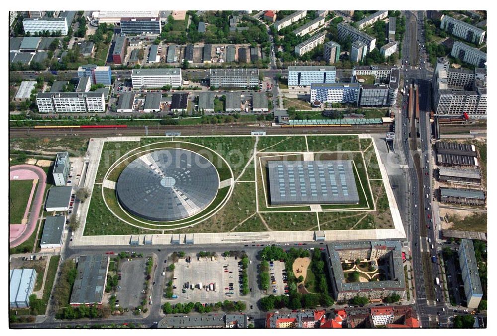 Aerial photograph Berlin - Prenzlauer-Berg - Fertiggestelltes Velodrom an der Landsberger Allee in Berlin-Prenzlauer Berg. Errichtet durch die OSB-Sportstättenbau i.L.. Betreiber: Velomax Berlin Hallenbetriebs GmbH, Am Falkplatzm,10437 Berlin, Tel.: (0 30) 44 30 45 Fax: (0 30) 44 30 47 09, info@velomax.de