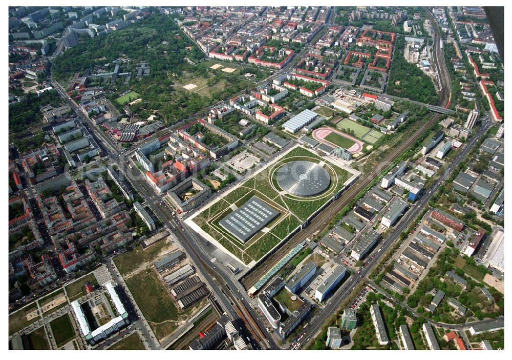 Aerial photograph Berlin - Prenzlauer-Berg - Fertiggestelltes Velodrom an der Landsberger Allee in Berlin-Prenzlauer Berg. Errichtet durch die OSB-Sportstättenbau i.L.. Betreiber: Velomax Berlin Hallenbetriebs GmbH, Am Falkplatzm,10437 Berlin, Tel.: (0 30) 44 30 45 Fax: (0 30) 44 30 47 09, info@velomax.de