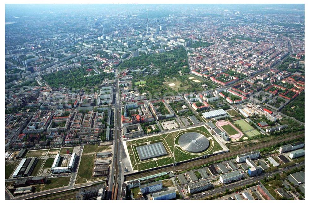 Berlin - Prenzlauer-Berg from above - Fertiggestelltes Velodrom an der Landsberger Allee in Berlin-Prenzlauer Berg. Errichtet durch die OSB-Sportstättenbau i.L.. Betreiber: Velomax Berlin Hallenbetriebs GmbH, Am Falkplatzm,10437 Berlin, Tel.: (0 30) 44 30 45 Fax: (0 30) 44 30 47 09, info@velomax.de