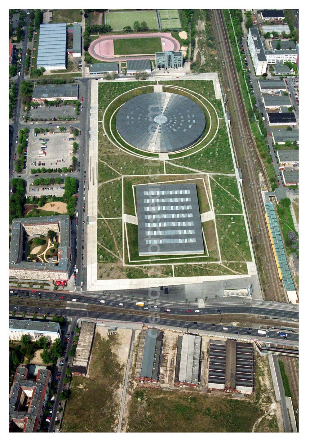 Aerial photograph Berlin - Prenzlauer-Berg - Fertiggestelltes Velodrom an der Landsberger Allee in Berlin-Prenzlauer Berg. Errichtet durch die OSB-Sportstättenbau i.L.. Betreiber: Velomax Berlin Hallenbetriebs GmbH, Am Falkplatzm,10437 Berlin, Tel.: (0 30) 44 30 45 Fax: (0 30) 44 30 47 09, info@velomax.de