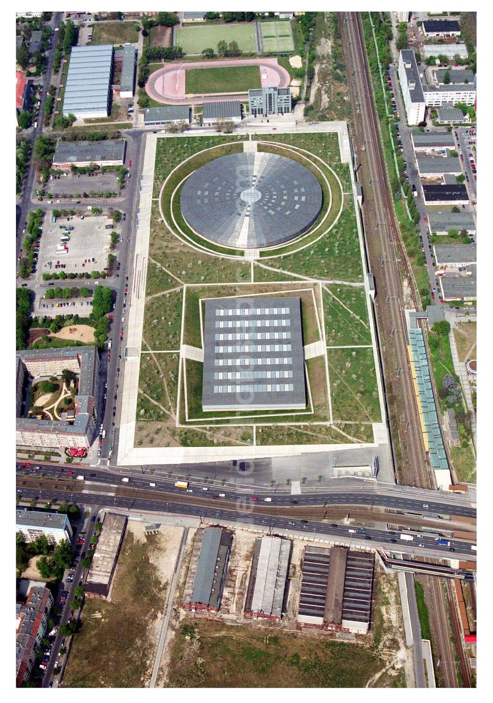 Berlin - Prenzlauer-Berg from above - Fertiggestelltes Velodrom an der Landsberger Allee in Berlin-Prenzlauer Berg. Errichtet durch die OSB-Sportstättenbau i.L.. Betreiber: Velomax Berlin Hallenbetriebs GmbH, Am Falkplatzm,10437 Berlin, Tel.: (0 30) 44 30 45 Fax: (0 30) 44 30 47 09, info@velomax.de