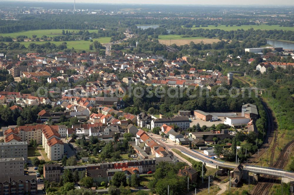 Aerial image Dessau-Roßlau - Blick auf den Stadtteil Meinsdorf der ehemaligen Stadt Roßlau, heute Dessau-Roßlau an der mittleren Elbe. Über die Brücke im Vordergrund führt der Streetzer Weg.