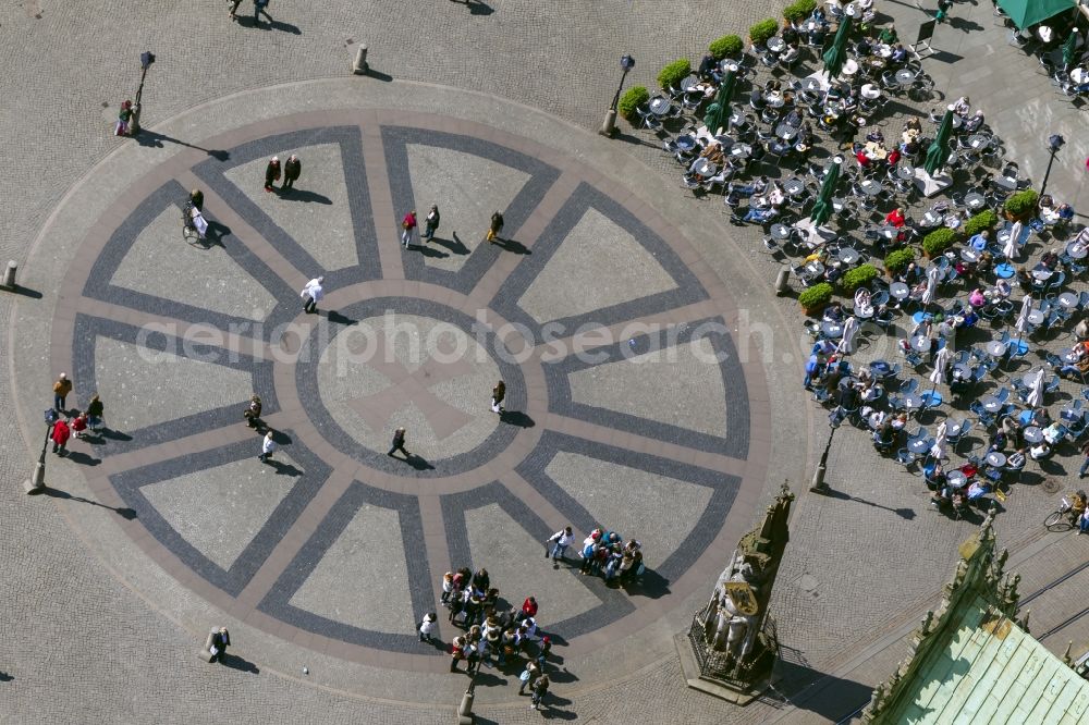 Bremen from the bird's eye view: View at tables of cafés around the market place in Bremen in front of the statue Bremer Roland. The ground is paved with the Hanseat Cross