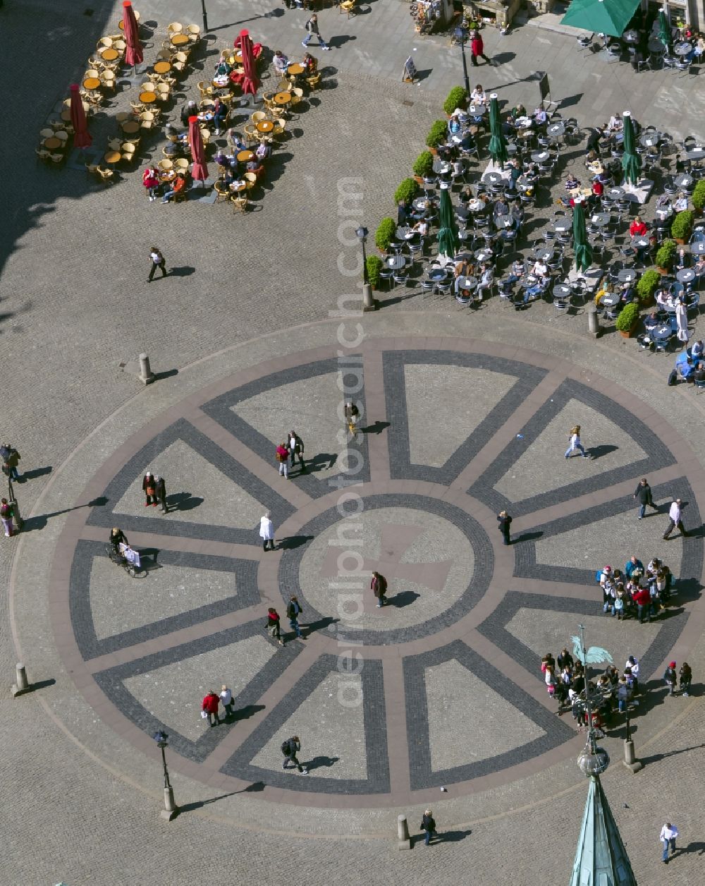 Aerial image Bremen - View at tables of cafés around the market place in Bremen in front of the statue Bremer Roland. The ground is paved with the Hanseat Cross