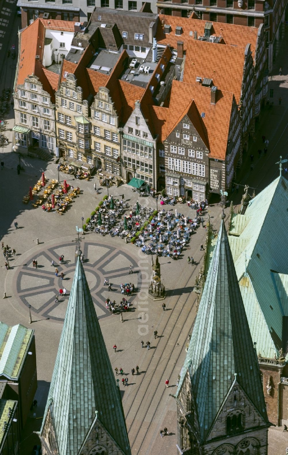 Bremen from the bird's eye view: View at tables of cafés around the market place in Bremen in front of the statue Bremer Roland. The ground is paved with the Hanseat Cross