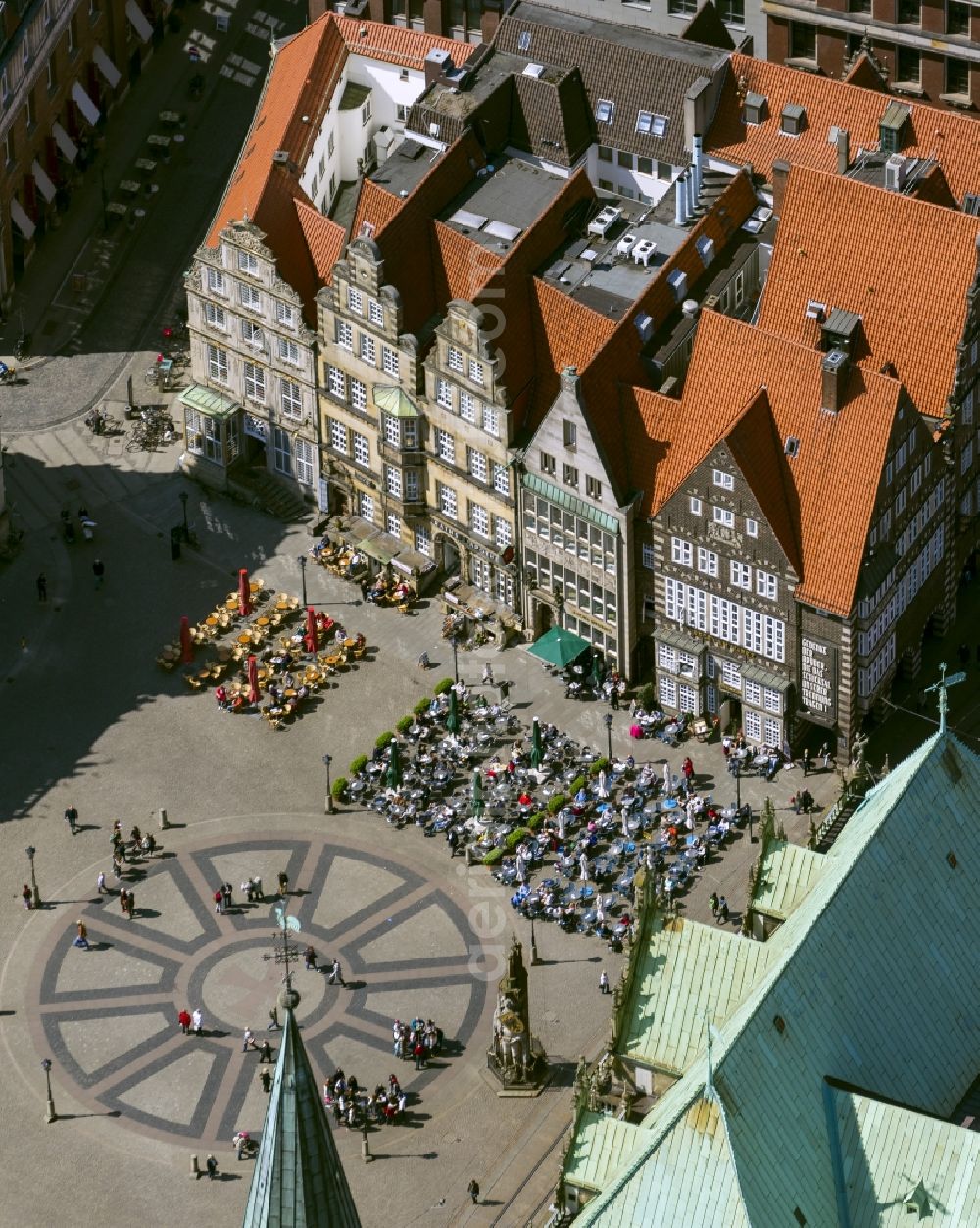 Aerial image Bremen - View at tables of cafés around the market place in Bremen in front of the statue Bremer Roland. The ground is paved with the Hanseat Cross