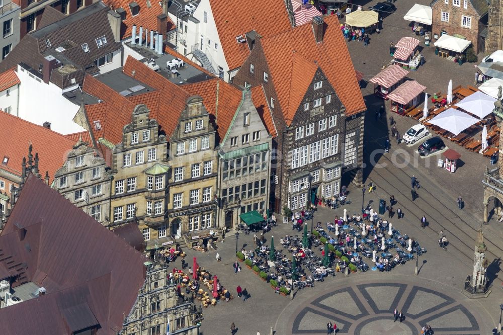 Bremen from the bird's eye view: View at tables of cafés around the market place in Bremen in front of the statue Bremer Roland. The ground is paved with the Hanseat Cross