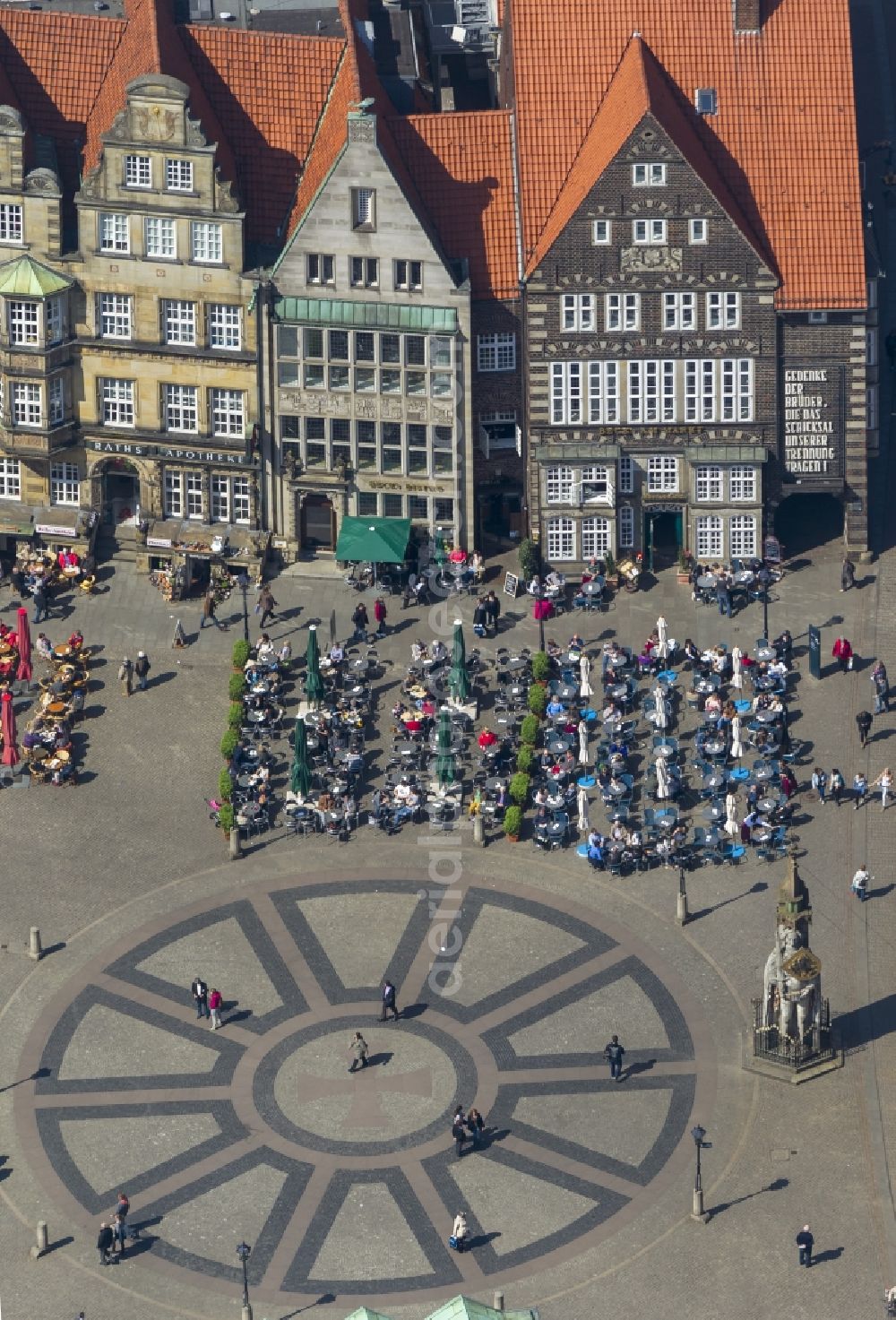 Aerial image Bremen - View at tables of cafés around the market place in Bremen in front of the statue Bremer Roland. The ground is paved with the Hanseat Cross