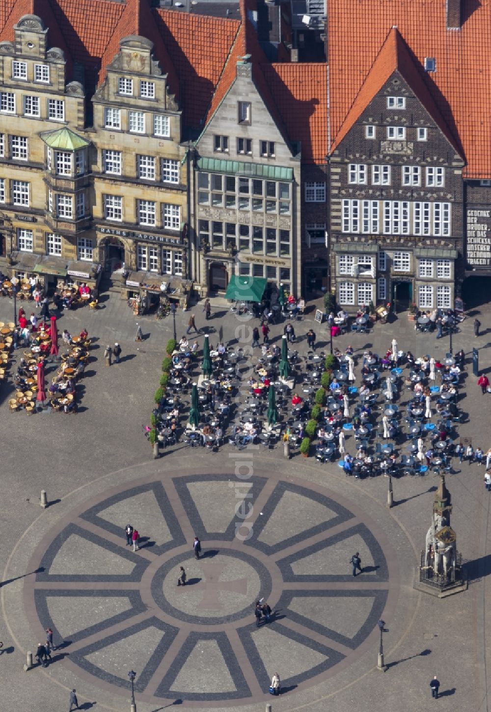 Bremen from the bird's eye view: View at tables of cafés around the market place in Bremen in front of the statue Bremer Roland. The ground is paved with the Hanseat Cross