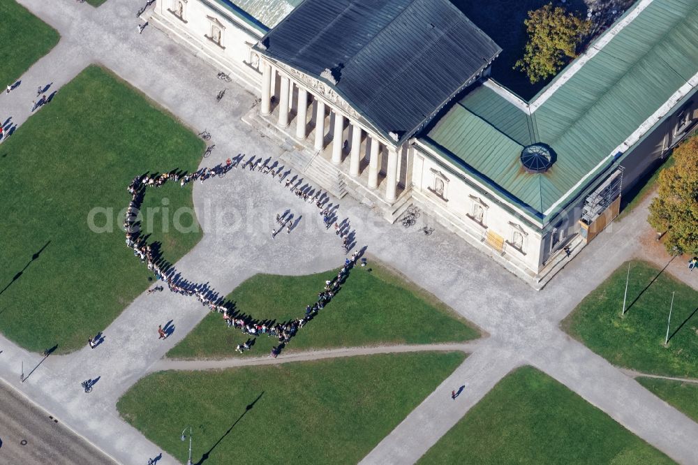 München from above - Group of people in front of the Museum building ensemble Glyptothek in Munich in the state Bavaria, Germany