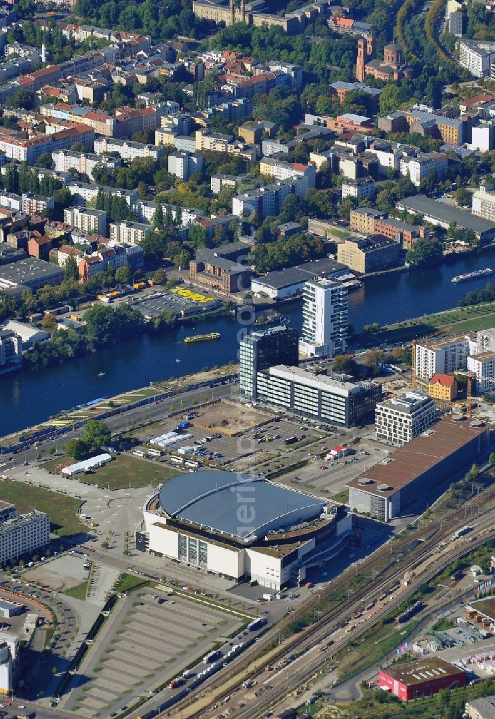 Aerial photograph Berlin - Mercedes-Benz-Arena on the Spree riverbank in the Friedrichshain part of Berlin. The former O2 World - now Mercedes-Benz-Arena - is located in the Anschutz Areal, a business and office space on the riverbank