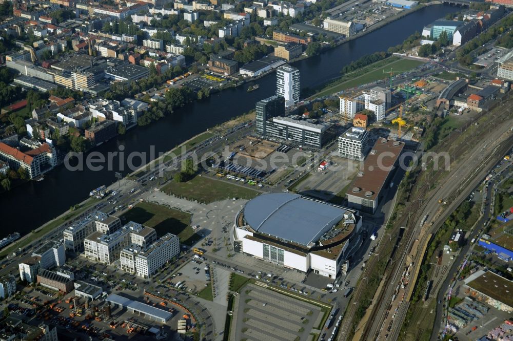 Berlin from the bird's eye view: Mercedes-Benz-Arena on the Spree riverbank in the Friedrichshain part of Berlin. The former O2 World - now Mercedes-Benz-Arena - is located in the Anschutz Areal, a business and office space on the riverbank