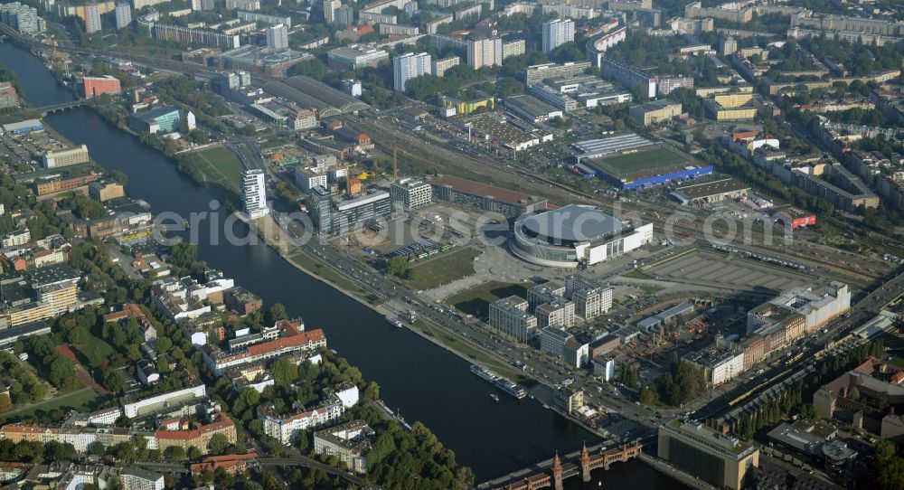 Aerial photograph Berlin - Mercedes-Benz-Arena on the Spree riverbank in the Friedrichshain part of Berlin. The former O2 World - now Mercedes-Benz-Arena - is located in the Anschutz Areal, a business and office space on the riverbank