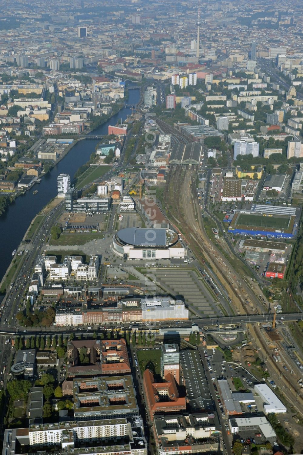 Aerial image Berlin - Mercedes-Benz-Arena on the Spree riverbank in the Friedrichshain part of Berlin. The former O2 World - now Mercedes-Benz-Arena - is located in the Anschutz Areal, a business and office space on the riverbank