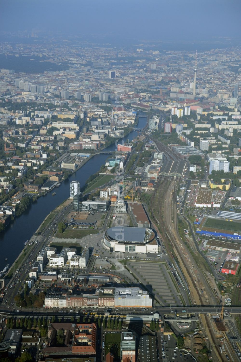 Berlin from the bird's eye view: Mercedes-Benz-Arena on the Spree riverbank in the Friedrichshain part of Berlin. The former O2 World - now Mercedes-Benz-Arena - is located in the Anschutz Areal, a business and office space on the riverbank