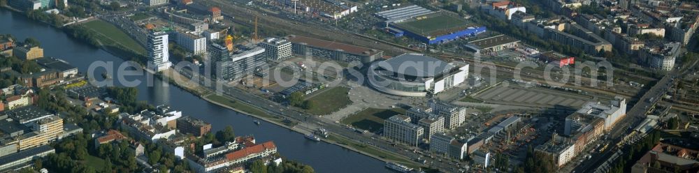 Aerial photograph Berlin - Mercedes-Benz-Arena on the Spree riverbank in the Friedrichshain part of Berlin. The former O2 World - now Mercedes-Benz-Arena - is located in the Anschutz Areal, a business and office space on the riverbank